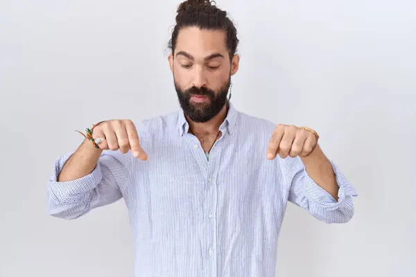 Sakallı Sıradan Tişörtlü Spanyol Bir Adam Parmaklarını Göstererek Reklamını Yapıyor — Stok fotoğraf