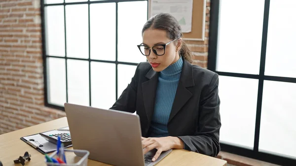 Young Beautiful Hispanic Woman Business Worker Using Laptop Working Office — Stock Fotó