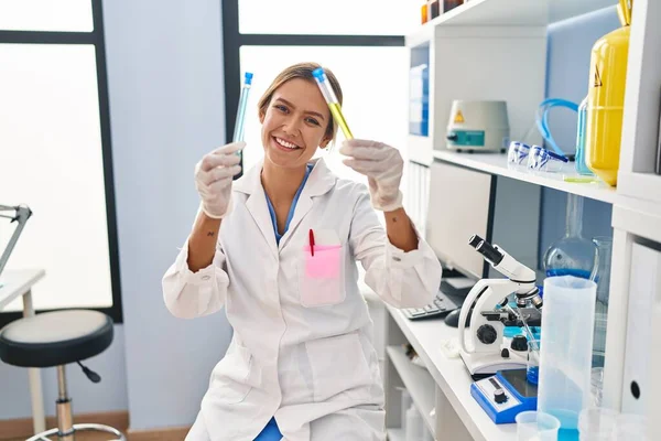 年轻的恐慌女科学家在实验室拿着试管 — 图库照片