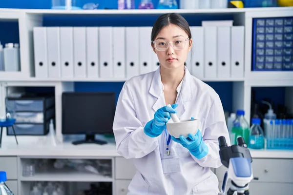 Kinesisk Ung Kvinna Arbetar Forskare Laboratorium Blandning Avslappnad Med Allvarliga — Stockfoto