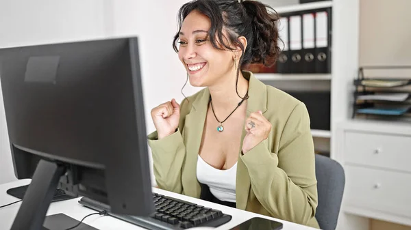 Junge Schöne Hispanische Geschäftsfrau Arbeitet Büro Computer Mit Siegergeste — Stockfoto