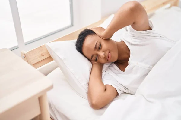 Afrika Kökenli Amerikalı Kadın Yatak Odasında Gürültü Için Kulaklarını Kapatıyor — Stok fotoğraf