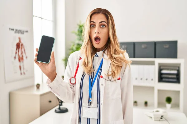 Ung Blond Läkare Kvinna Som Arbetar Kliniken Visar Smartphone Skärmen — Stockfoto