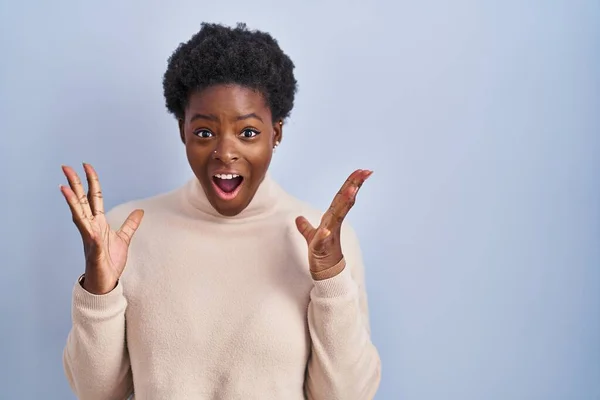 Africká Američanka Stojí Nad Modrým Pozadím Oslavuje Bláznivé Ohromený Úspěch — Stock fotografie