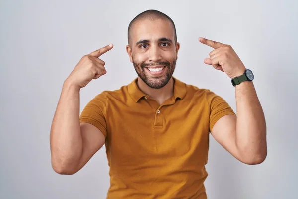 Beyaz Arka Planda Sakallı Spanyol Bir Adam Gülümseyerek Iki Eliyle — Stok fotoğraf