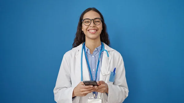Joven Hermosa Mujer Hispana Médico Sonriendo Con Teléfono Inteligente Sobre —  Fotos de Stock
