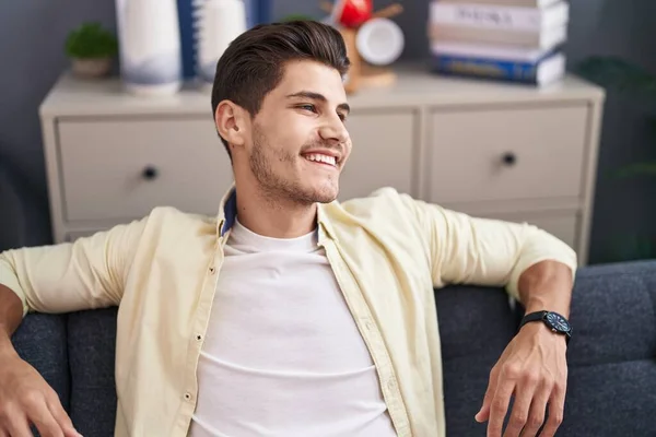 Joven Hombre Hispano Sonriendo Confiado Sentado Sofá Casa —  Fotos de Stock