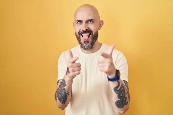 Ισπανόφωνος Τατουάζ Που Στέκεται Πάνω Από Κίτρινο Φόντο Δείχνοντας Δάχτυλα — Φωτογραφία Αρχείου