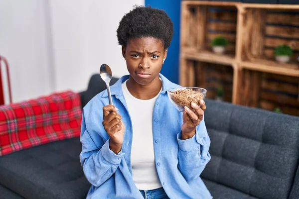 Mujer Afroamericana Comiendo Cereales Integrales Sanos Escépticos Nerviosos Frunciendo Ceño —  Fotos de Stock