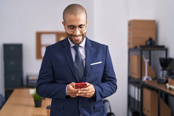 Young Latin Man Business Worker Smiling Confident Using Smartphone Office — Stockfoto
