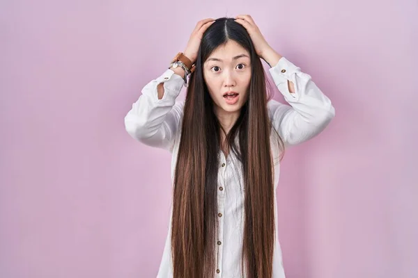 Chinese Jonge Vrouw Staan Roze Achtergrond Gek Bang Met Handen — Stockfoto