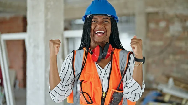 Africano Mulher Americana Construtor Sorrindo Confiante Fazendo Polegares Acima Gesto — Fotografia de Stock