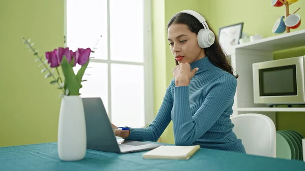 Young Beautiful Hispanic Woman Using Laptop Headphones Sitting Table Home — ストック写真
