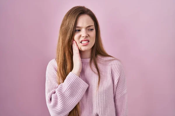 Young Caucasian Woman Standing Pink Background Touching Mouth Hand Painful — 图库照片