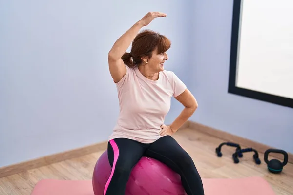 Middle Age Woman Smiling Confident Stretching Sport Center — Stok fotoğraf