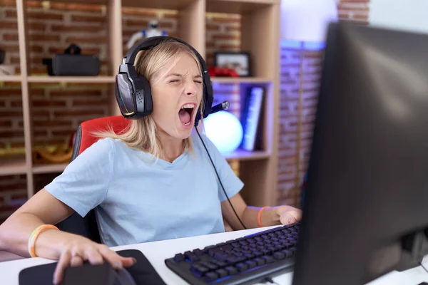 Young Caucasian Woman Playing Video Games Wearing Headphones Angry Mad — Stock Photo, Image