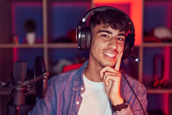 Junger Hispanischer Mann Der Videospiele Spielt Lächelt Selbstbewusst Die Kamera — Stockfoto