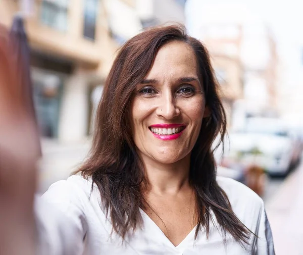 Genç Güzel Spanyol Kadın Gülümsüyor Kendine Güvenen Sokakta Kamerayla Selfie — Stok fotoğraf