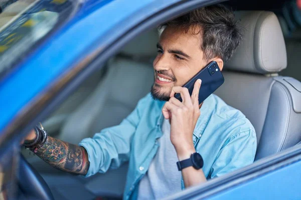 Ung Latinamerikansk Man Talar Smartphone Sitter Bilen Gatan — Stockfoto