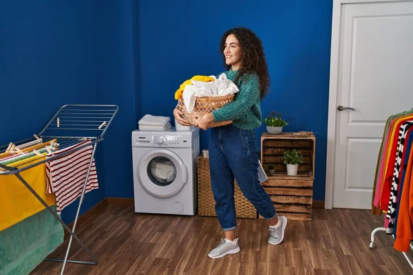 Young Beautiful Hispanic Woman Smiling Confident Holding Basket Clothes Laundry — Stock Photo, Image