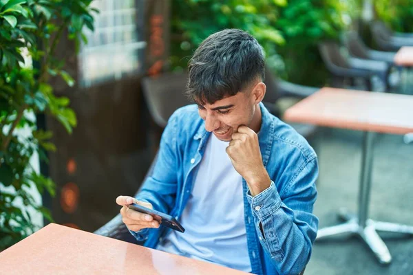 Young Hispanic Man Watching Video Smartphone Sitting Table Coffee Shop — Stock fotografie