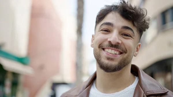 Hombre Árabe Joven Sonriendo Confiado Pie Calle —  Fotos de Stock