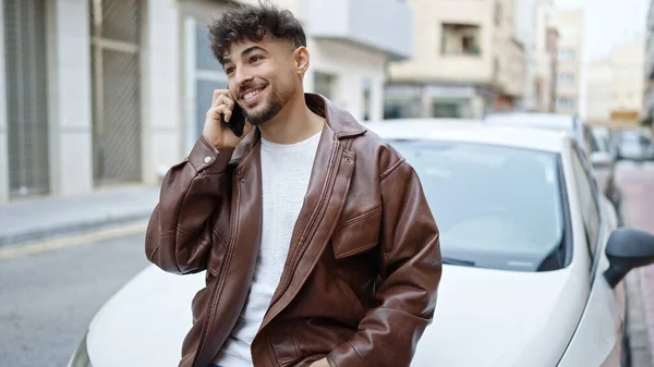 Fiatal Arab Férfi Használ Smartphone Támaszkodó Autó Utcán — Stock Fotó