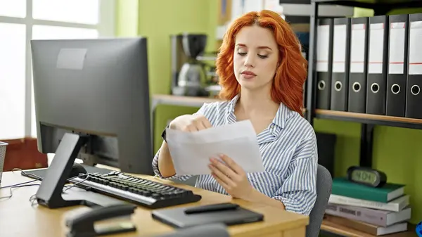 Jonge Roodharige Vrouw Zakenman Met Behulp Van Computer Openen Envelop — Stockfoto