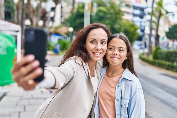 Mulher Menina Mãe Filha Fazendo Selfie Pelo Smartphone Parque — Fotografia de Stock