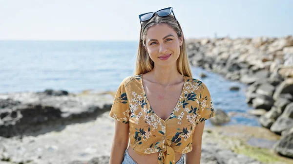 Young Blonde Woman Smiling Confident Standing Seaside — Foto de Stock