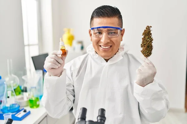 Jeune Homme Latin Scientifique Tenant Herbe Liquide Cannabis Laboratoire — Photo