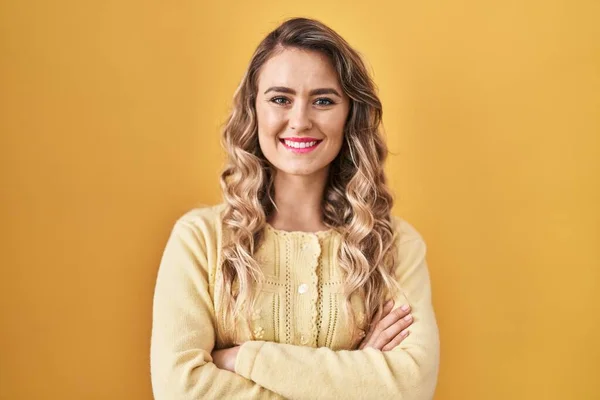 Junge Kaukasische Frau Die Vor Gelbem Hintergrund Steht Glücklich Lächelnd — Stockfoto