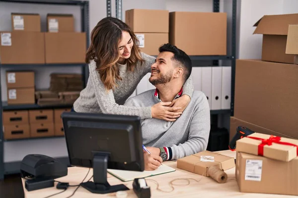 Man Woman Ecommerce Business Workers Hugging Each Other Working Office — Stockfoto