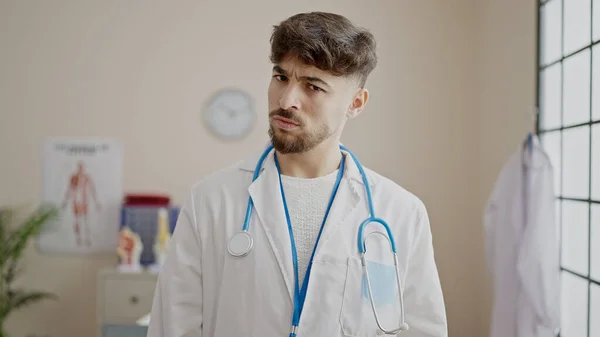 Młody Arabski Człowiek Lekarz Stojący Gniewnym Wyrazem Twarzy Klinice — Zdjęcie stockowe
