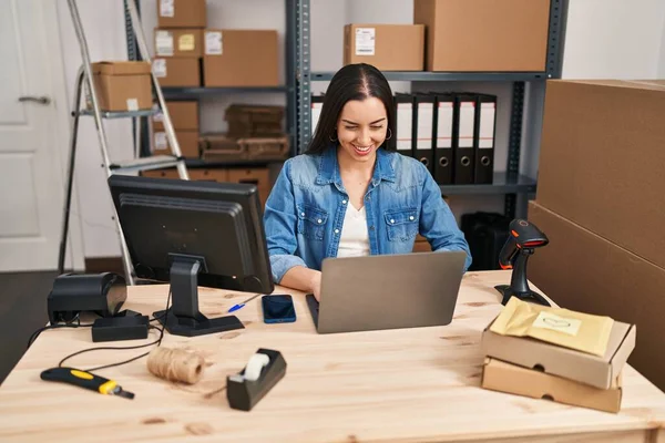 Young Beautiful Hispanic Woman Ecommerce Business Worker Using Laptop Office — Stok fotoğraf