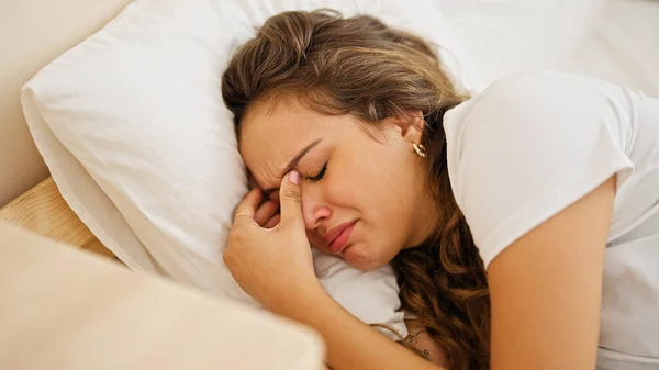 Молода Красива Іспаномовна Жінка Лежить Ліжку Плаче Спальні — стокове фото