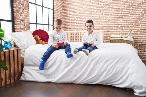 Adorables Chicos Jugando Videojuegos Sentados Sofá Dormitorio — Foto de Stock