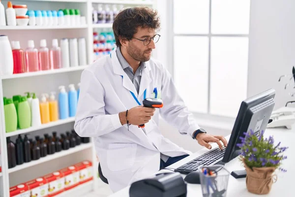 Young Hispanic Man Pharmacist Holding Barcode Reader Pharmacy — Stock Photo, Image