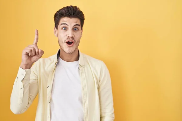 Young Hispanic Man Standing Yellow Background Pointing Finger Successful Idea — Stock fotografie