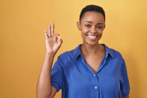 Mujer Afroamericana Pie Sobre Fondo Amarillo Sonriendo Positiva Haciendo Signo —  Fotos de Stock