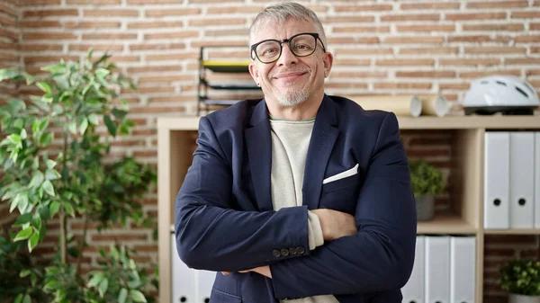 Μεσήλικας Γκριζομάλλης Επιχειρηματίας Χαμογελά Αυτοπεποίθηση Στέκεται Χέρια Σταυρωμένα Χειρονομία Στο — Φωτογραφία Αρχείου