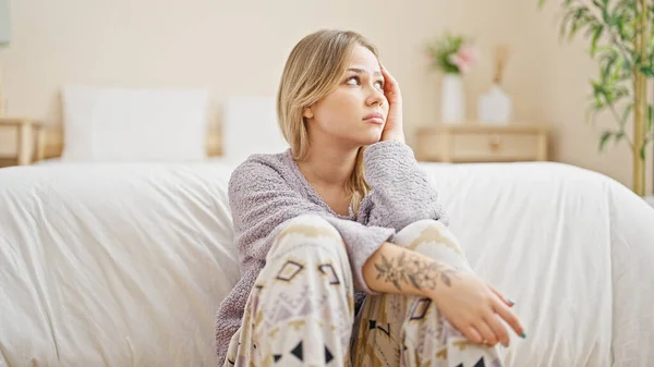 Young Blonde Woman Stressed Sitting Floor Bedroom — Stock Photo, Image