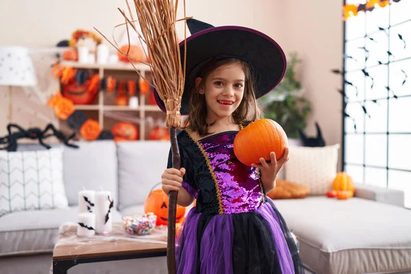Adorável Hispânico Menina Ter Halloween Festa Segurando Vassoura Abóbora Casa — Fotografia de Stock