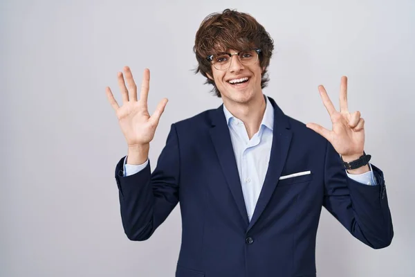 Spanyol Üzletember Szemüveges Nyolcas Számú Ujjal Mutogat Miközben Magabiztosan Boldogan — Stock Fotó