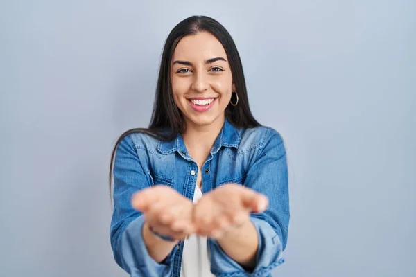 Hispanic Woman Standing Blue Background Smiling Hands Palms Together Receiving — Foto de Stock