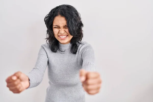 黒髪のヒスパニック系の女性は怒りで叫んでいる間 孤立した背景怒っていると怒って拳を上げると激怒上に立っている 怒りと攻撃的な考え方 — ストック写真