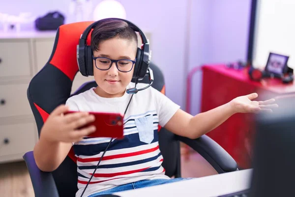 Молодой Латиноамериканец Играет Видеоигры Смартфоном Празднуя Достижение Счастливой Улыбкой Выражением — стоковое фото