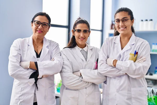 Three Woman Scientists Standing Arms Crossed Gesture Laboratory — Stock Photo, Image