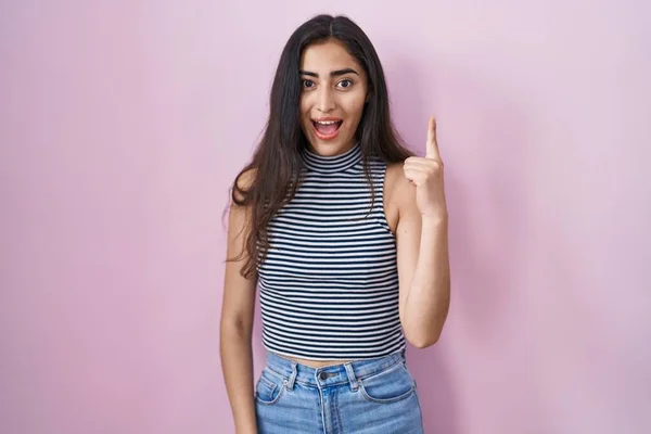 Junges Teenager Mädchen Lässig Gestreiftem Shirt Das Mit Erhobenem Zeigefinger — Stockfoto
