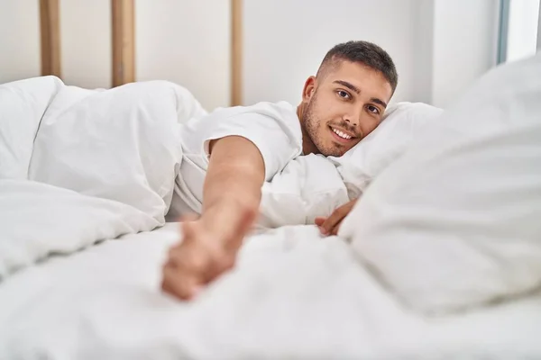 Νεαρός Ισπανός Άντρας Χαμογελάει Αυτοπεποίθηση Ξαπλωμένος Στο Κρεβάτι Στην Κρεβατοκάμαρα — Φωτογραφία Αρχείου